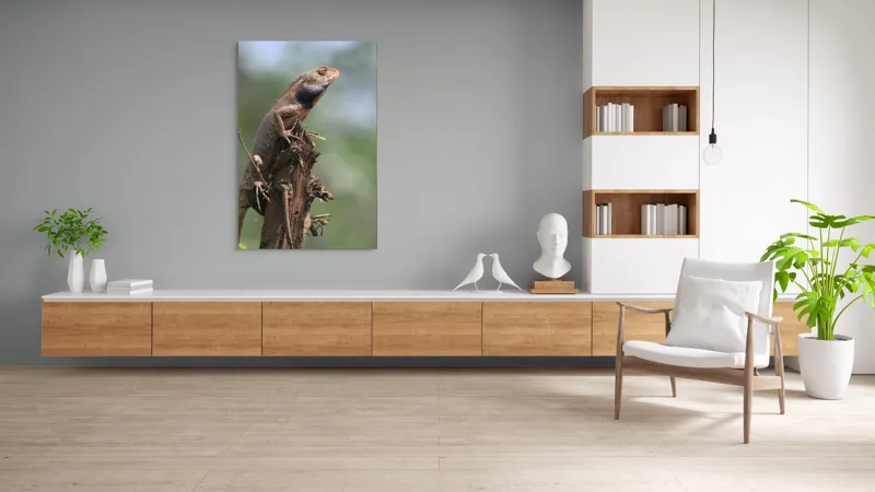 Tablou Canvas, "Șopârlă în așteptarea prăzii", Șopârlă, Creastă, Lemn, Natură, Verdeață, Vigilență, Echilibru, Solitudine, Texturi, Detalii., 100 x 150 cm – poza 8