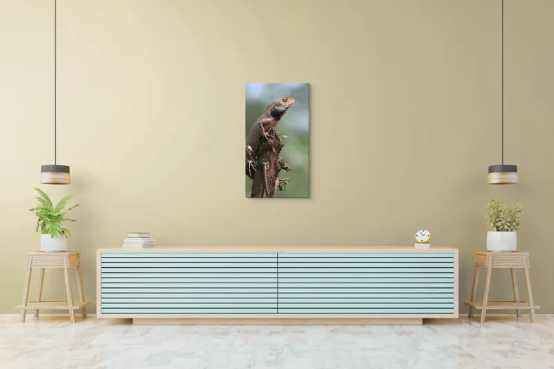 Tablou Canvas, "Șopârlă în așteptarea prăzii", Șopârlă, Creastă, Lemn, Natură, Verdeață, Vigilență, Echilibru, Solitudine, Texturi, Detalii., 50 x 90 cm – poza 6