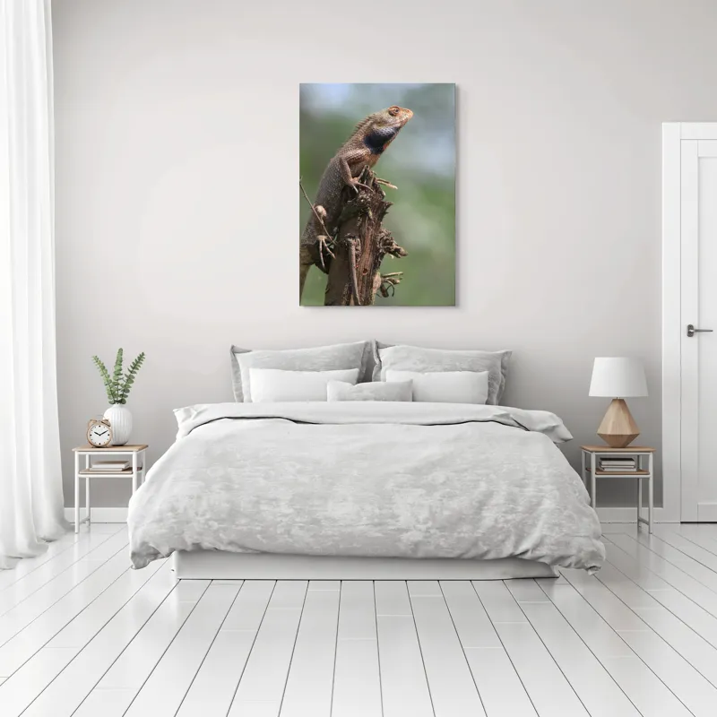 Tablou Canvas, "Șopârlă în așteptarea prăzii", Șopârlă, Creastă, Lemn, Natură, Verdeață, Vigilență, Echilibru, Solitudine, Texturi, Detalii., 70 x 100 cm – poza 3