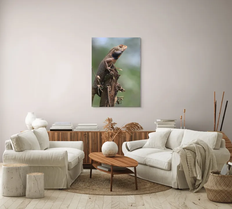 Tablou Canvas, "Șopârlă în așteptarea prăzii", Șopârlă, Creastă, Lemn, Natură, Verdeață, Vigilență, Echilibru, Solitudine, Texturi, Detalii., 70 x 100 cm – poza 4
