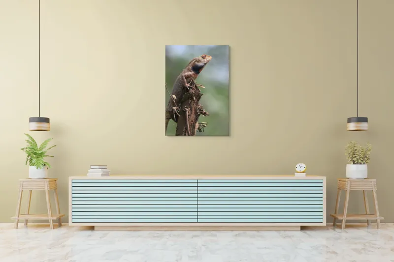 Tablou Canvas, "Șopârlă în așteptarea prăzii", Șopârlă, Creastă, Lemn, Natură, Verdeață, Vigilență, Echilibru, Solitudine, Texturi, Detalii., 70 x 100 cm – poza 5