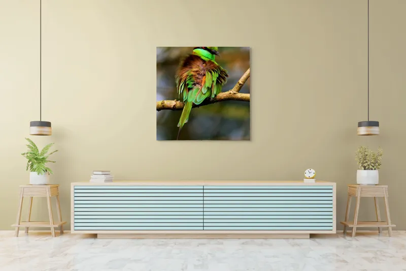 Tablou Canvas, "Splendoarea păsării în pădurea tropicală", Pasăre, Colorată, Vibrantă, Pene, Verde, Ramură, Natură, Elegantă, Exotică, Frumusețe, 100 x 100 cm – poza 5