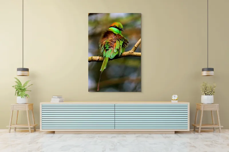 Tablou Canvas, "Splendoarea păsării în pădurea tropicală", Pasăre, Colorată, Vibrantă, Pene, Verde, Ramură, Natură, Elegantă, Exotică, Frumusețe, 100 x 150 cm – poza 4
