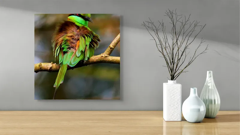 Tablou Canvas, "Splendoarea păsării în pădurea tropicală", Pasăre, Colorată, Vibrantă, Pene, Verde, Ramură, Natură, Elegantă, Exotică, Frumusețe, 50 x 50 cm – poza 3