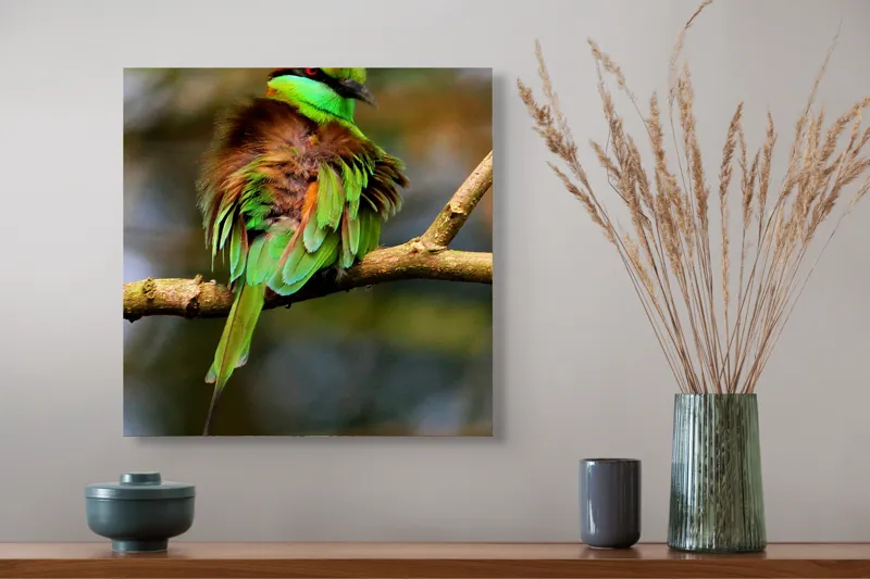Tablou Canvas, "Splendoarea păsării în pădurea tropicală", Pasăre, Colorată, Vibrantă, Pene, Verde, Ramură, Natură, Elegantă, Exotică, Frumusețe, 50 x 50 cm – poza 4