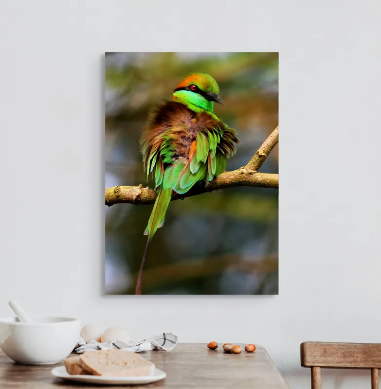 Tablou Canvas, "Splendoarea păsării în pădurea tropicală", Pasăre, Colorată, Vibrantă, Pene, Verde, Ramură, Natură, Elegantă, Exotică, Frumusețe, 50 x 70 cm – poza 3