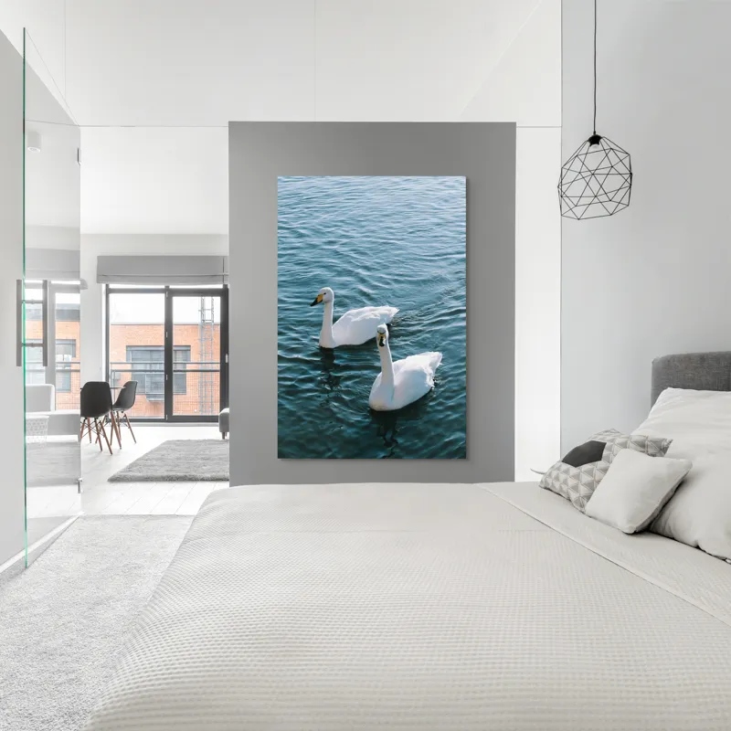 Tablou Canvas, "Două lebede pe lac albastru", Grație, Eleganță, Serenitate, Calm, Natură, Reflecție, Armonie, Albastru, Liniște, Plutire, 100 x 150 cm – poza 5