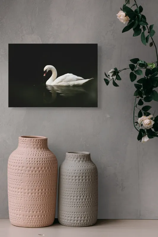 Tablou Canvas, "Lebăda solitară pe lac întunecat", Lebădă, Grație, Reflectare, Apă, Singurătate, Eleganță, Contrast, Liniște, 54 x 39 cm – poza 8