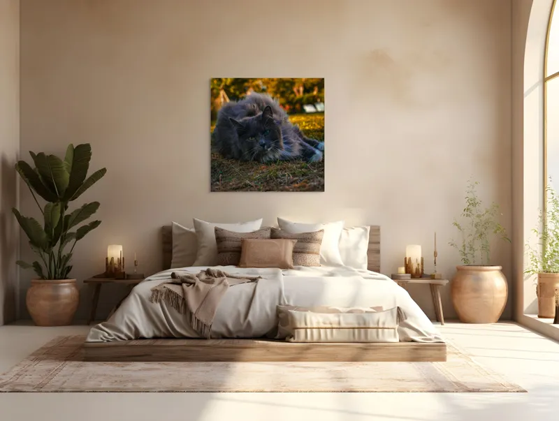 Tablou Canvas, "Pisica odihnindu-se în amurgul toamnei", Blană, Gri, Ochi, Verzi, Natură, Relaxare, Felină, Pădure, Toamnă, Lumină., 100 x 100 cm – poza 4