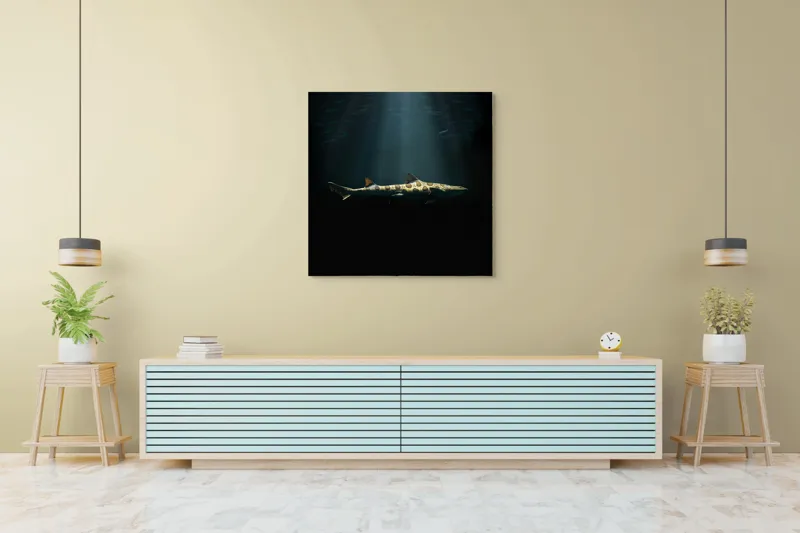 Tablou Canvas, "Rechinul sub lumina oceanului albastru", Rechin, Lumină, Adâncuri, Mister, Solitudine, Ocean, Siluetă, Elegant, Întuneric, Contrast, 100 x 100 cm – poza 5