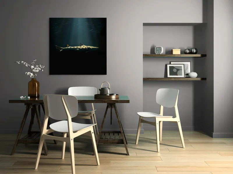 Tablou Canvas, "Rechinul sub lumina oceanului albastru", Rechin, Lumină, Adâncuri, Mister, Solitudine, Ocean, Siluetă, Elegant, Întuneric, Contrast, 100 x 100 cm – poza 6