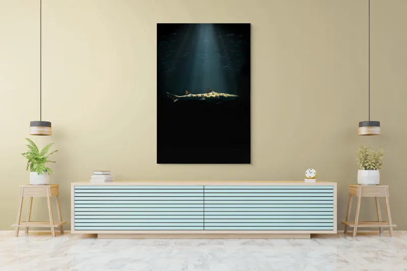 Tablou Canvas, "Rechinul sub lumina oceanului albastru", Rechin, Lumină, Adâncuri, Mister, Solitudine, Ocean, Siluetă, Elegant, Întuneric, Contrast, 100 x 150 cm – poza 4