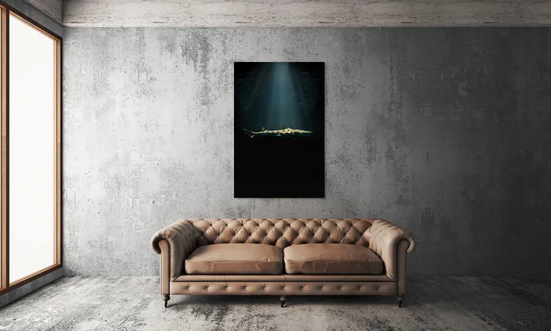 Tablou Canvas, "Rechinul sub lumina oceanului albastru", Rechin, Lumină, Adâncuri, Mister, Solitudine, Ocean, Siluetă, Elegant, Întuneric, Contrast, 100 x 150 cm – poza 6