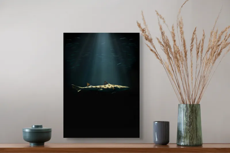 Tablou Canvas, "Rechinul sub lumina oceanului albastru", Rechin, Lumină, Adâncuri, Mister, Solitudine, Ocean, Siluetă, Elegant, Întuneric, Contrast, 39 x 54 cm – poza 3