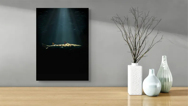 Tablou Canvas, "Rechinul sub lumina oceanului albastru", Rechin, Lumină, Adâncuri, Mister, Solitudine, Ocean, Siluetă, Elegant, Întuneric, Contrast, 39 x 54 cm – poza 4