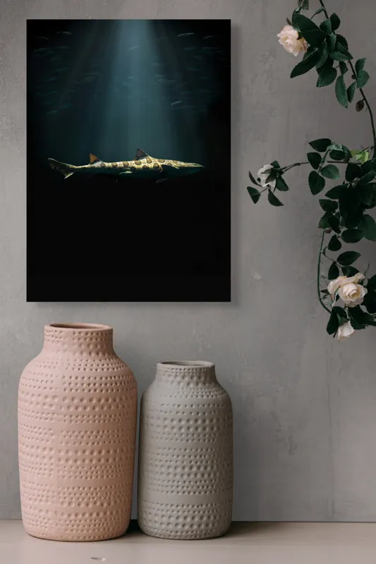 Tablou Canvas, "Rechinul sub lumina oceanului albastru", Rechin, Lumină, Adâncuri, Mister, Solitudine, Ocean, Siluetă, Elegant, Întuneric, Contrast, 39 x 54 cm – poza 6