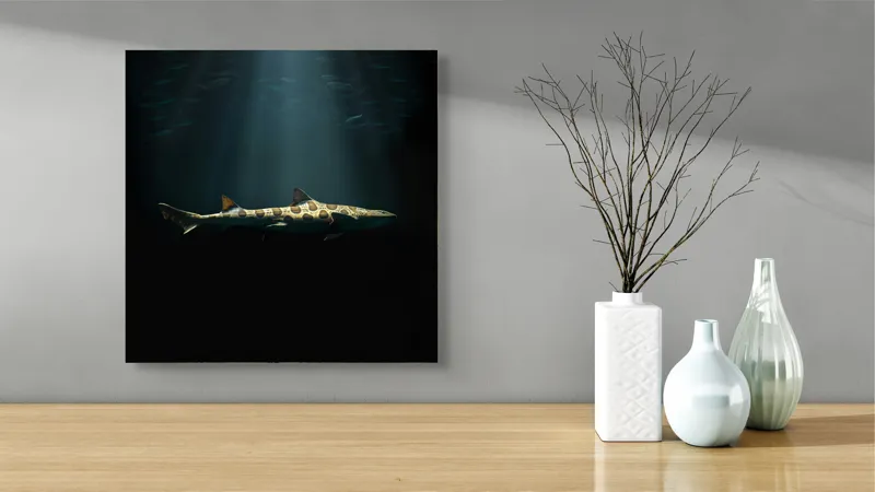 Tablou Canvas, "Rechinul sub lumina oceanului albastru", Rechin, Lumină, Adâncuri, Mister, Solitudine, Ocean, Siluetă, Elegant, Întuneric, Contrast, 50 x 50 cm – poza 3