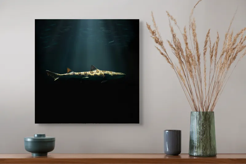 Tablou Canvas, "Rechinul sub lumina oceanului albastru", Rechin, Lumină, Adâncuri, Mister, Solitudine, Ocean, Siluetă, Elegant, Întuneric, Contrast, 50 x 50 cm – poza 4