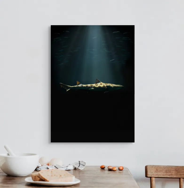 Tablou Canvas, "Rechinul sub lumina oceanului albastru", Rechin, Lumină, Adâncuri, Mister, Solitudine, Ocean, Siluetă, Elegant, Întuneric, Contrast, 50 x 70 cm – poza 3