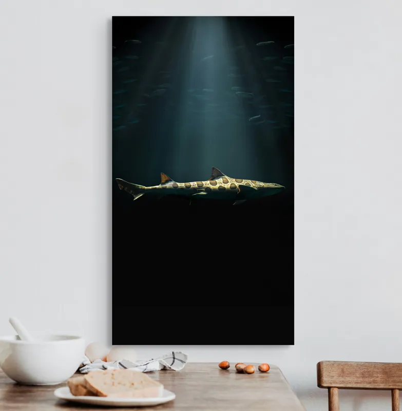 Tablou Canvas, "Rechinul sub lumina oceanului albastru", Rechin, Lumină, Adâncuri, Mister, Solitudine, Ocean, Siluetă, Elegant, Întuneric, Contrast, 50 x 90 cm – poza 3