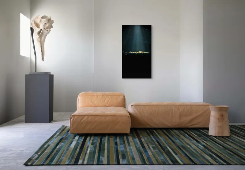 Tablou Canvas, "Rechinul sub lumina oceanului albastru", Rechin, Lumină, Adâncuri, Mister, Solitudine, Ocean, Siluetă, Elegant, Întuneric, Contrast, 50 x 90 cm – poza 5