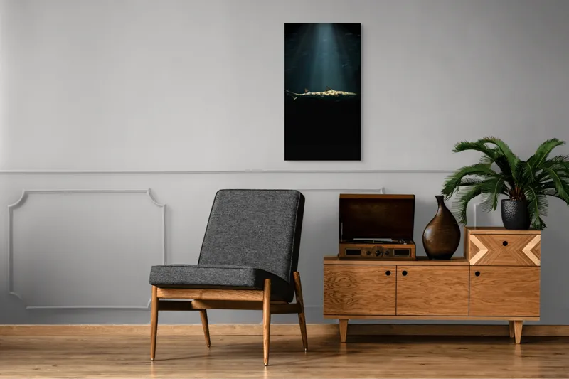 Tablou Canvas, "Rechinul sub lumina oceanului albastru", Rechin, Lumină, Adâncuri, Mister, Solitudine, Ocean, Siluetă, Elegant, Întuneric, Contrast, 50 x 90 cm – poza 8