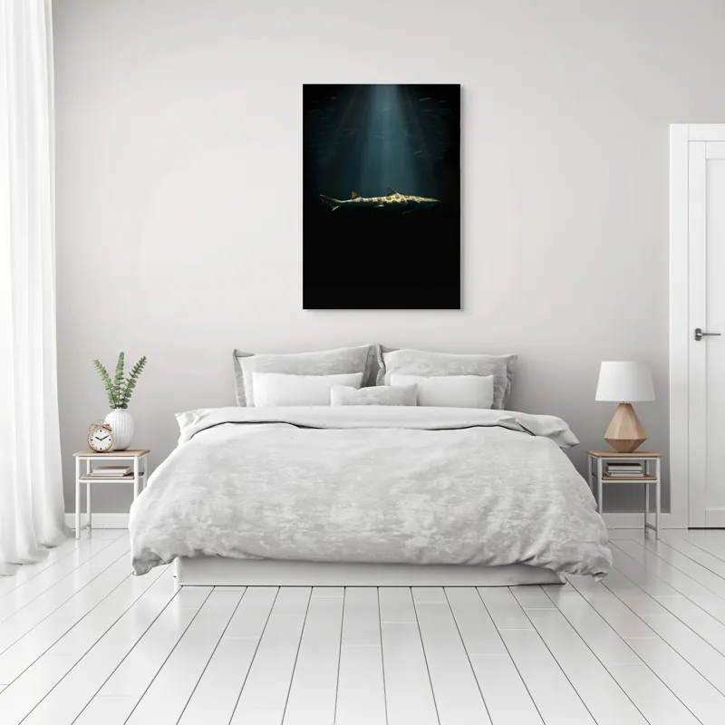 Tablou Canvas, "Rechinul sub lumina oceanului albastru", Rechin, Lumină, Adâncuri, Mister, Solitudine, Ocean, Siluetă, Elegant, Întuneric, Contrast, 70 x 100 cm – poza 3