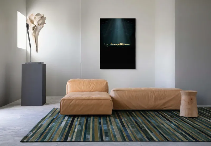 Tablou Canvas, "Rechinul sub lumina oceanului albastru", Rechin, Lumină, Adâncuri, Mister, Solitudine, Ocean, Siluetă, Elegant, Întuneric, Contrast, 70 x 100 cm – poza 7