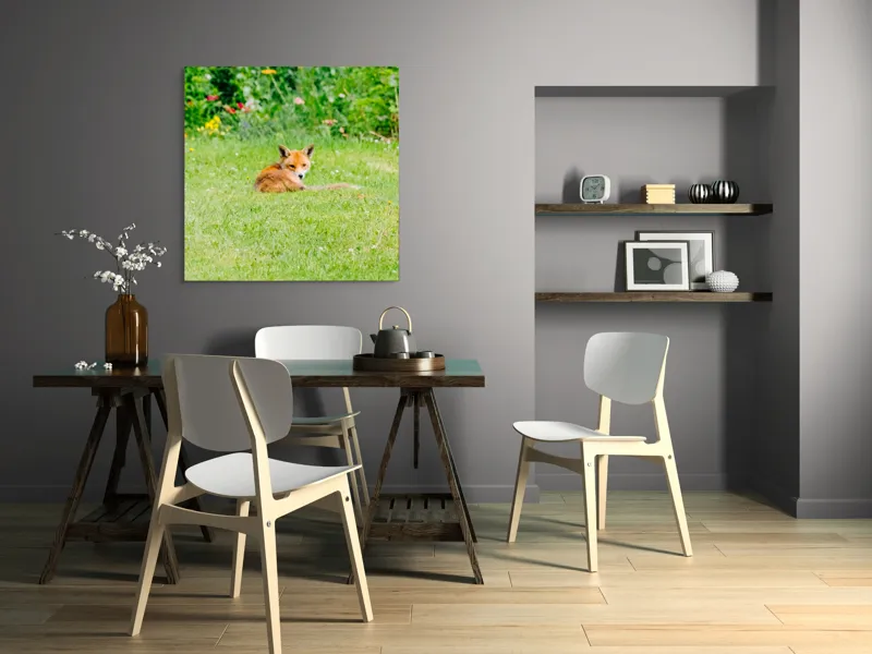Tablou Canvas, "Vulpea odihnindu-se în grădină verde", Vulpe, Verdeață, Flori, Relaxare, Natură, Culoare, Curiozitate, Privire, Grădină, Peisaj, 100 x 100 cm – poza 6