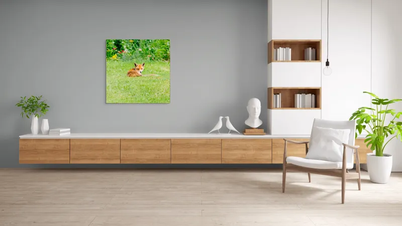 Tablou Canvas, "Vulpea odihnindu-se în grădină verde", Vulpe, Verdeață, Flori, Relaxare, Natură, Culoare, Curiozitate, Privire, Grădină, Peisaj, 100 x 100 cm – poza 8