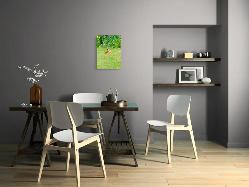 Tablou Canvas, "Vulpea odihnindu-se în grădină verde", Vulpe, Verdeață, Flori, Relaxare, Natură, Culoare, Curiozitate, Privire, Grădină, Peisaj, 39 x 54 cm – poza 7