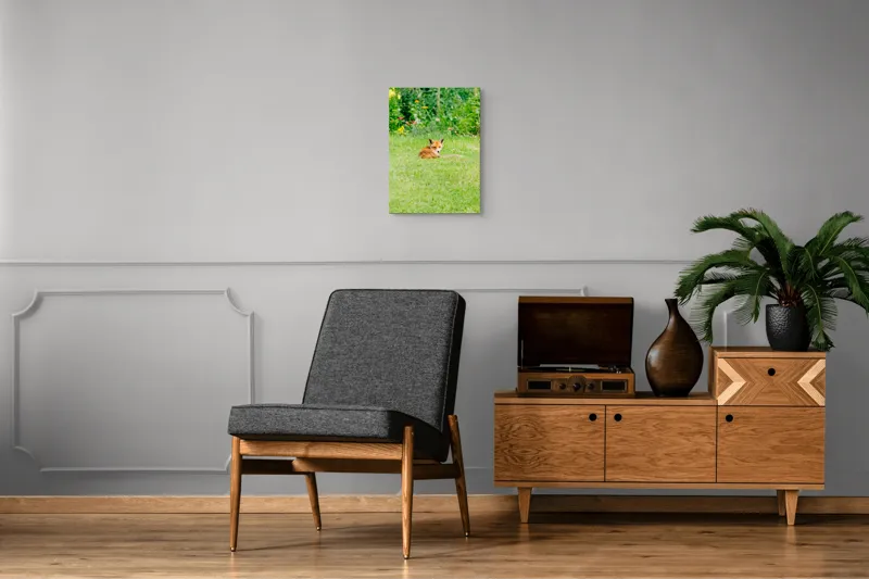 Tablou Canvas, "Vulpea odihnindu-se în grădină verde", Vulpe, Verdeață, Flori, Relaxare, Natură, Culoare, Curiozitate, Privire, Grădină, Peisaj, 39 x 54 cm – poza 8