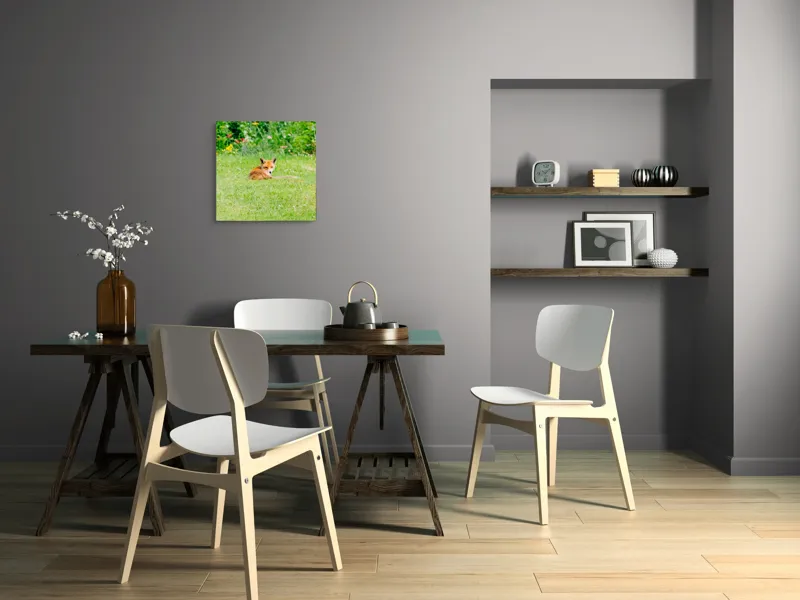 Tablou Canvas, "Vulpea odihnindu-se în grădină verde", Vulpe, Verdeață, Flori, Relaxare, Natură, Culoare, Curiozitate, Privire, Grădină, Peisaj, 50 x 50 cm – poza 8