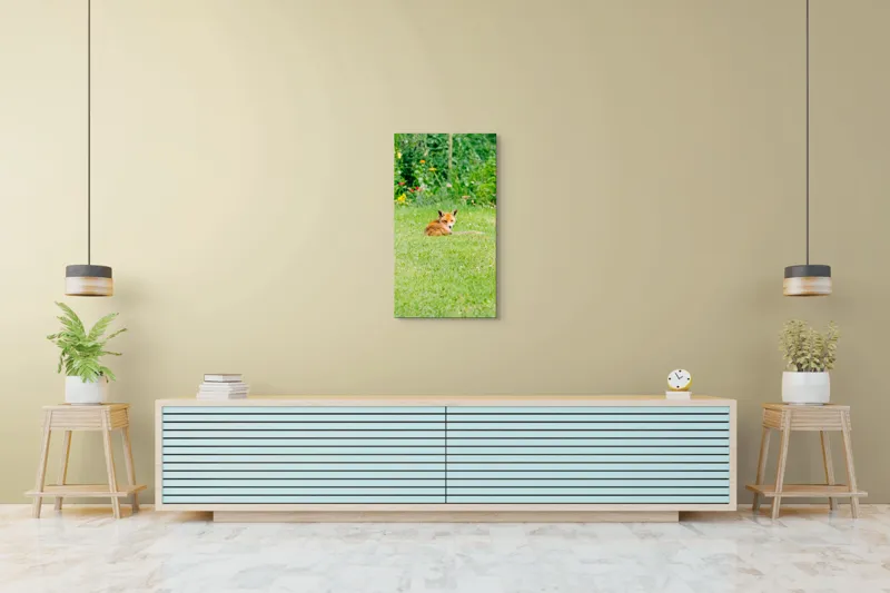 Tablou Canvas, "Vulpea odihnindu-se în grădină verde", Vulpe, Verdeață, Flori, Relaxare, Natură, Culoare, Curiozitate, Privire, Grădină, Peisaj, 50 x 90 cm – poza 6