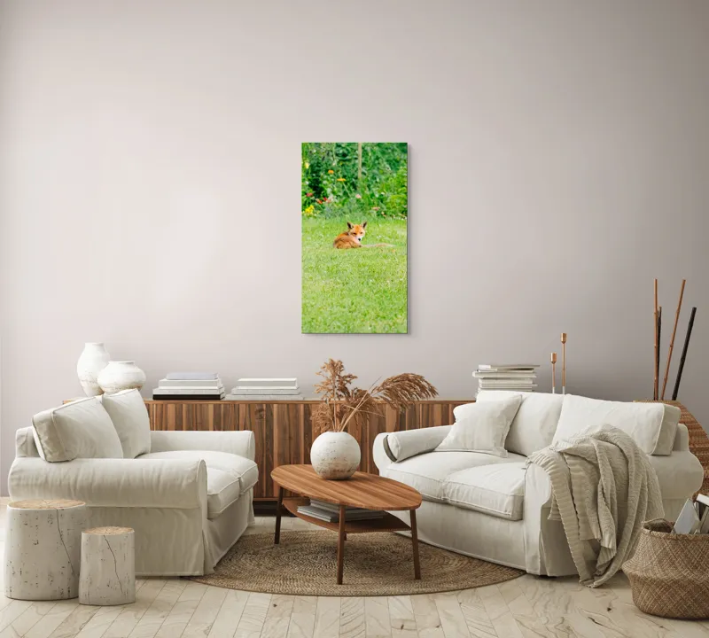 Tablou Canvas, "Vulpea odihnindu-se în grădină verde", Vulpe, Verdeață, Flori, Relaxare, Natură, Culoare, Curiozitate, Privire, Grădină, Peisaj, 50 x 90 cm – poza 7
