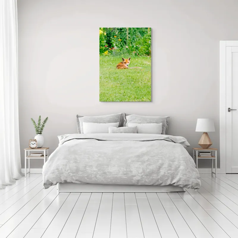 Tablou Canvas, "Vulpea odihnindu-se în grădină verde", Vulpe, Verdeață, Flori, Relaxare, Natură, Culoare, Curiozitate, Privire, Grădină, Peisaj, 70 x 100 cm – poza 3