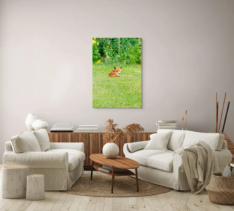 Tablou Canvas, "Vulpea odihnindu-se în grădină verde", Vulpe, Verdeață, Flori, Relaxare, Natură, Culoare, Curiozitate, Privire, Grădină, Peisaj, 70 x 100 cm – poza 4