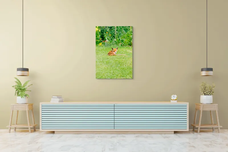 Tablou Canvas, "Vulpea odihnindu-se în grădină verde", Vulpe, Verdeață, Flori, Relaxare, Natură, Culoare, Curiozitate, Privire, Grădină, Peisaj, 70 x 100 cm – poza 5