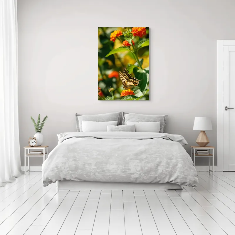 Tablou Canvas, "Fluture grațios pe flori portocalii", Fluture, Aripi, Floare, Portocaliu, Verde, Vreme, Soare, Natura, Frumusete, Gratie, 70 x 100 cm – poza 3