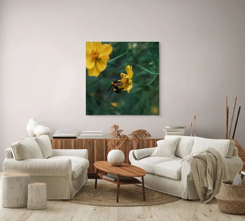 Tablou Canvas, "Bondarul și floarea galbenă în grădină", Floare, Albina, Polenizare, Natura, Verde, Petale, Galben, Fragilitate., 100 x 100 cm – poza 3