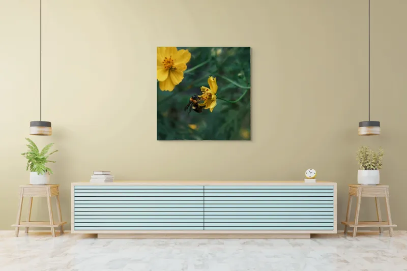 Tablou Canvas, "Bondarul și floarea galbenă în grădină", Floare, Albina, Polenizare, Natura, Verde, Petale, Galben, Fragilitate., 100 x 100 cm – poza 5
