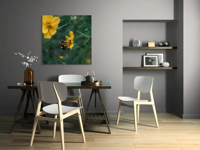 Tablou Canvas, "Bondarul și floarea galbenă în grădină", Floare, Albina, Polenizare, Natura, Verde, Petale, Galben, Fragilitate., 100 x 100 cm – poza 6