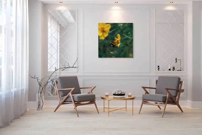 Tablou Canvas, "Bondarul și floarea galbenă în grădină", Floare, Albina, Polenizare, Natura, Verde, Petale, Galben, Fragilitate., 100 x 100 cm – poza 7