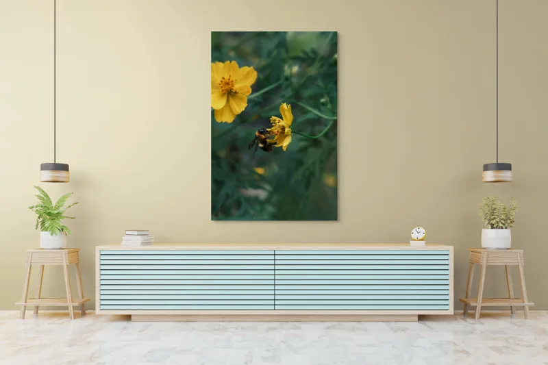 Tablou Canvas, "Bondarul și floarea galbenă în grădină", Floare, Albina, Polenizare, Natura, Verde, Petale, Galben, Fragilitate., 100 x 150 cm – poza 4