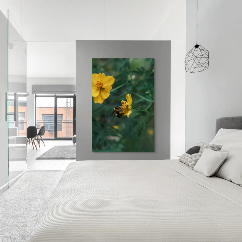 Tablou Canvas, "Bondarul și floarea galbenă în grădină", Floare, Albina, Polenizare, Natura, Verde, Petale, Galben, Fragilitate., 100 x 150 cm – poza 5
