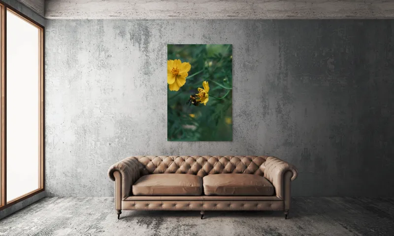 Tablou Canvas, "Bondarul și floarea galbenă în grădină", Floare, Albina, Polenizare, Natura, Verde, Petale, Galben, Fragilitate., 100 x 150 cm – poza 6