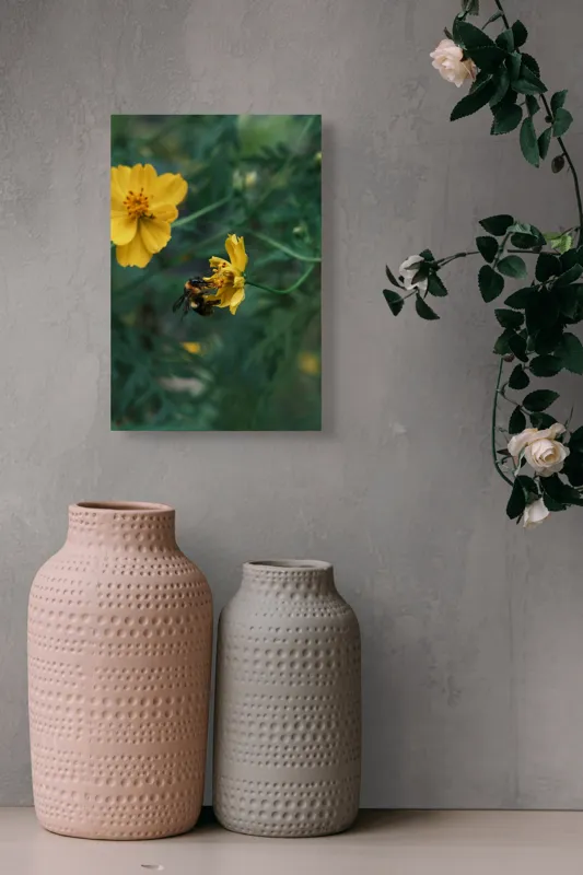 Tablou Canvas, "Bondarul și floarea galbenă în grădină", Floare, Albina, Polenizare, Natura, Verde, Petale, Galben, Fragilitate., 26 x 39 cm – poza 6