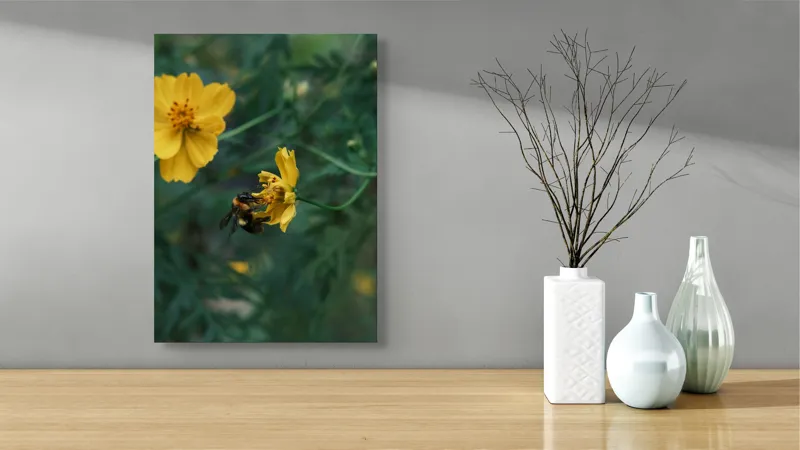 Tablou Canvas, "Bondarul și floarea galbenă în grădină", Floare, Albina, Polenizare, Natura, Verde, Petale, Galben, Fragilitate., 39 x 54 cm – poza 4
