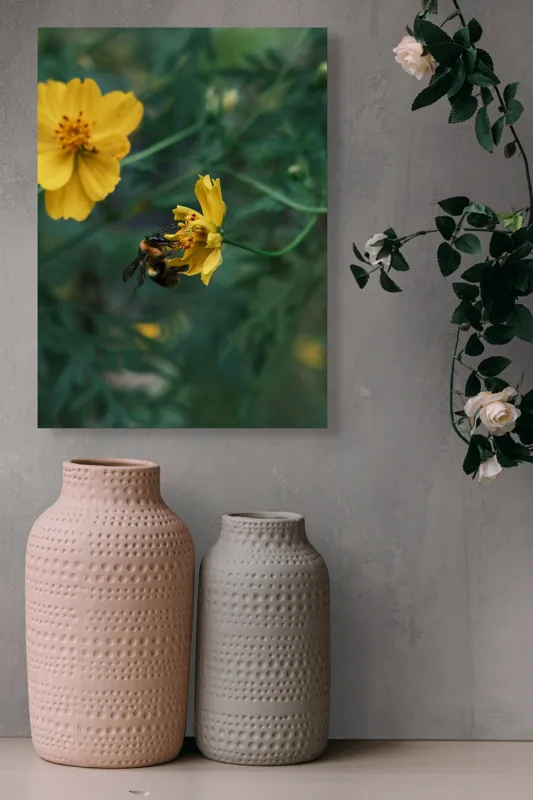 Tablou Canvas, "Bondarul și floarea galbenă în grădină", Floare, Albina, Polenizare, Natura, Verde, Petale, Galben, Fragilitate., 39 x 54 cm – poza 6