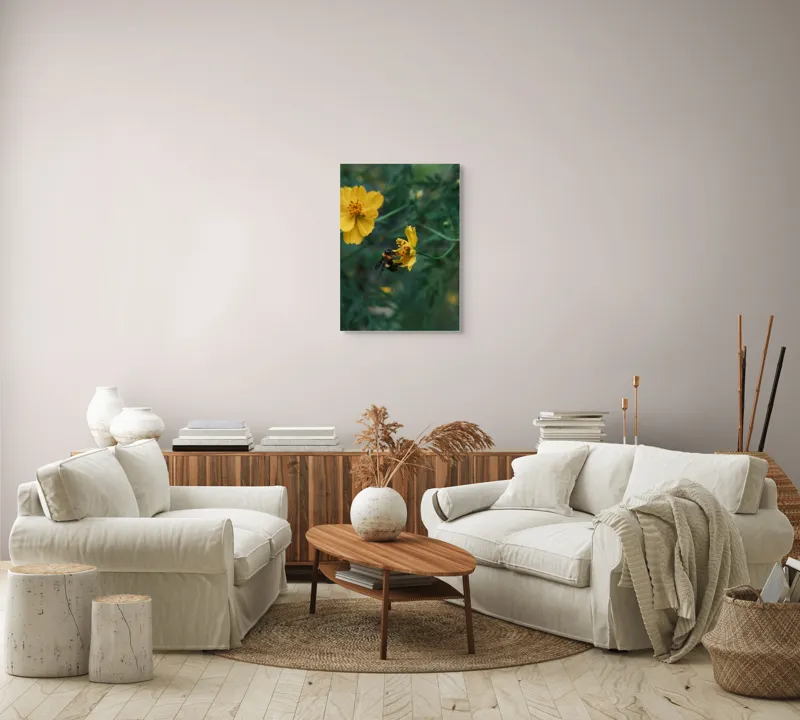 Tablou Canvas, "Bondarul și floarea galbenă în grădină", Floare, Albina, Polenizare, Natura, Verde, Petale, Galben, Fragilitate., 50 x 70 cm – poza 4
